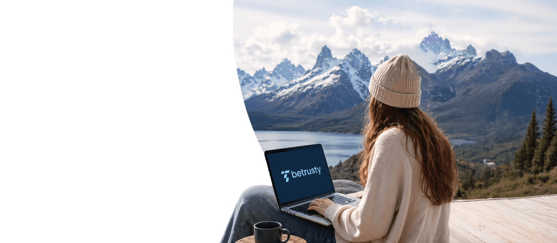 Mujer en la Patagonia usando una laptop de Betrusty al aire libre