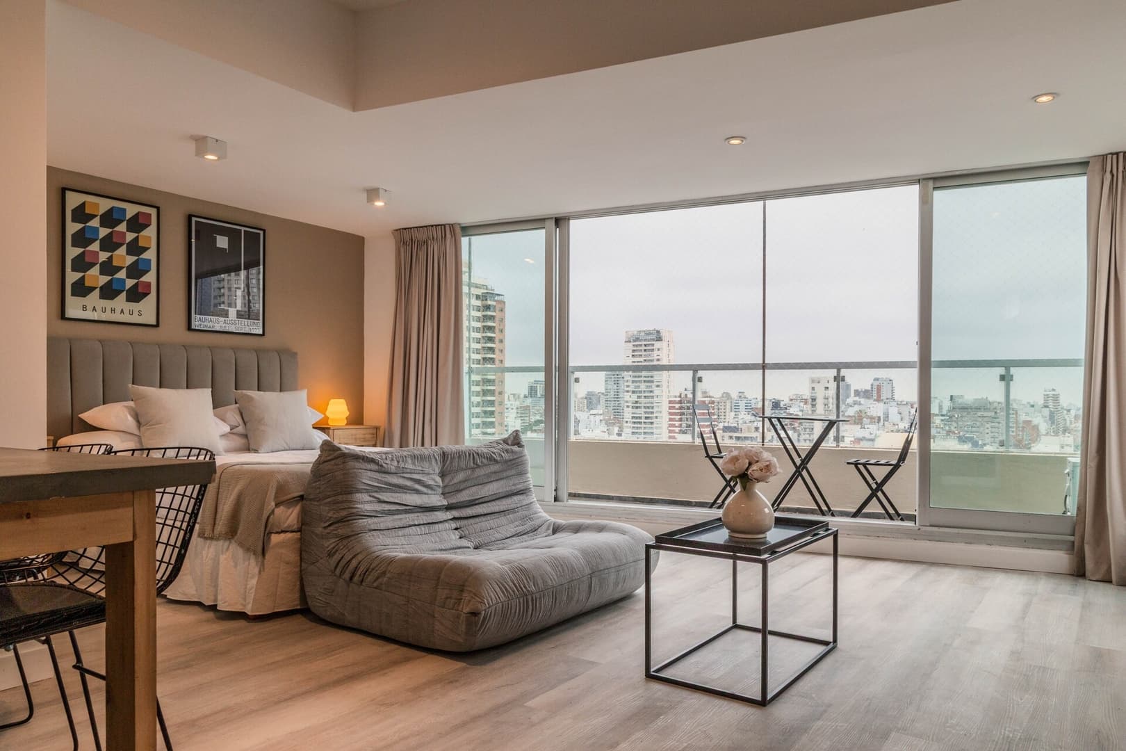 Nuñez Living Studio | Balcony & Comfort